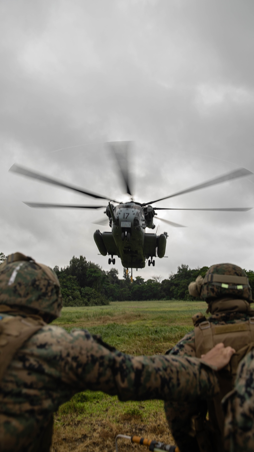 U.S. Marines with CLB-4, HMH-462 Execute External Lifts