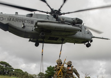 U.S. Marines with CLB-4, HMH-462 Execute External Lifts