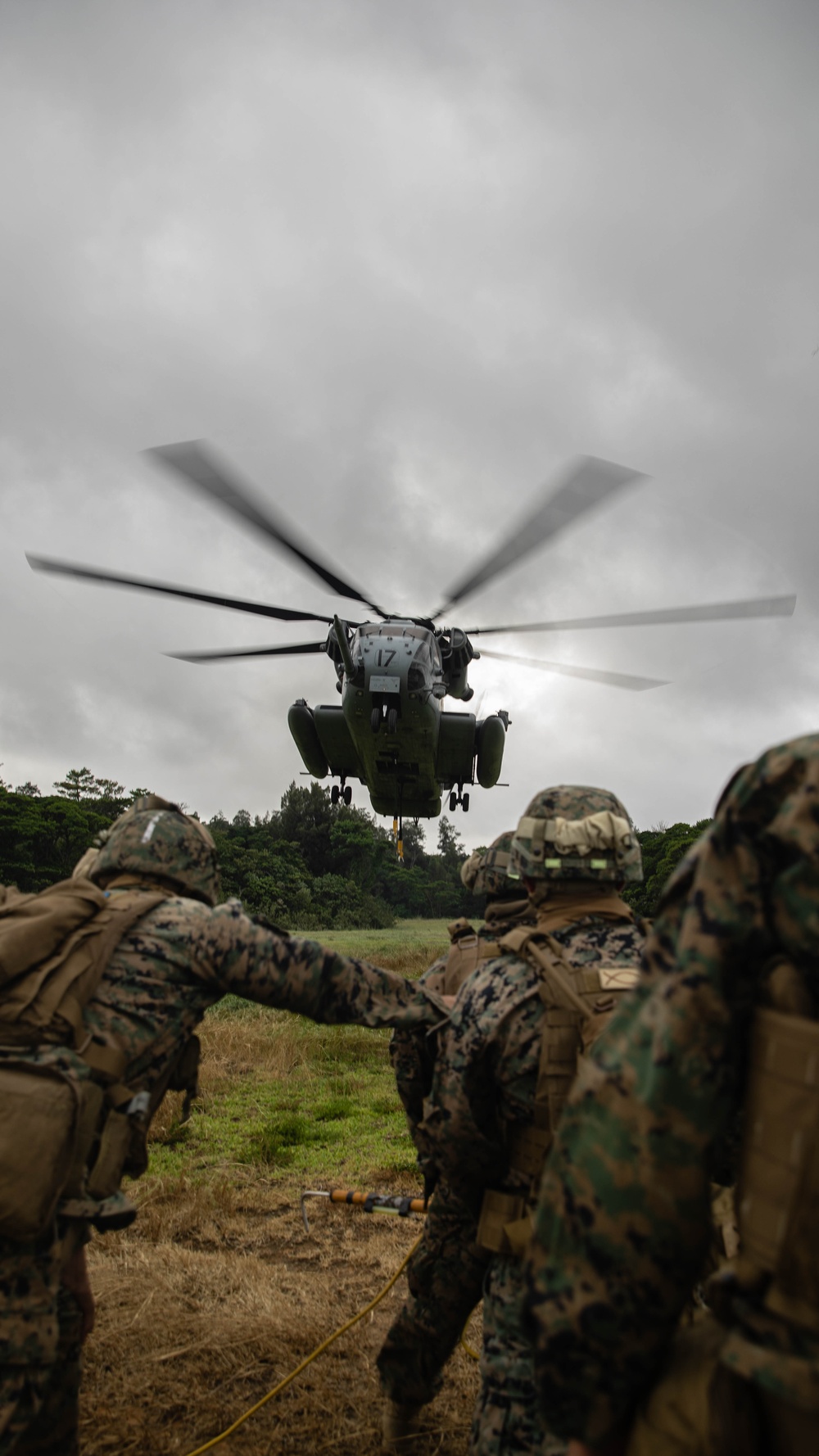 U.S. Marines with CLB-4, HMH-462 Execute External Lifts