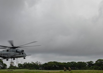 U.S. Marines with CLB-4, HMH-462 Execute External Lifts