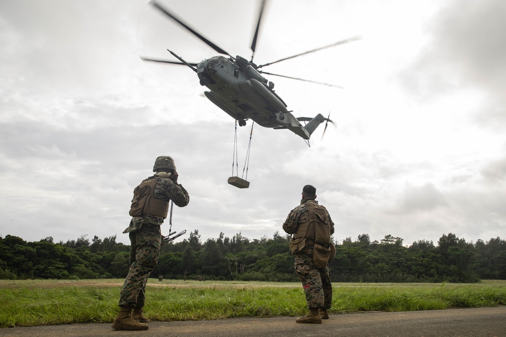 U.S. Marines with CLB-4, HMH-462 Execute External Lifts