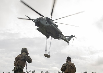 U.S. Marines with CLB-4, HMH-462 Execute External Lifts