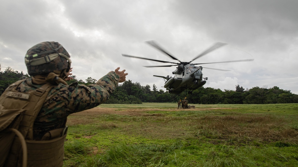 U.S. Marines with CLB-4, HMH-462 Execute External Lifts