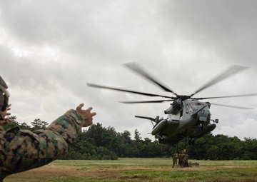 U.S. Marines with CLB-4, HMH-462 Execute External Lifts