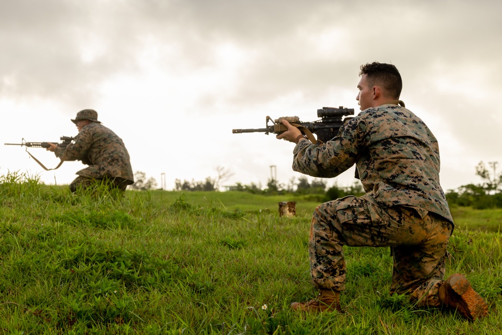 3d Intelligence Battalion Marines conduct live fire and maneuver range