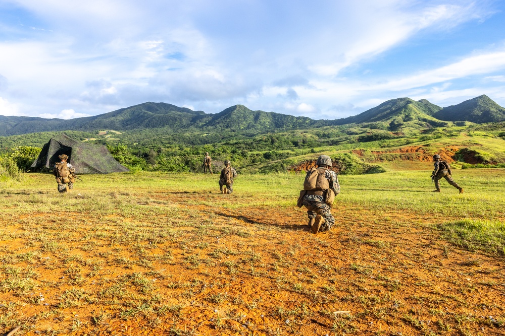3d Intelligence Battalion Marines conduct live fire and maneuver range