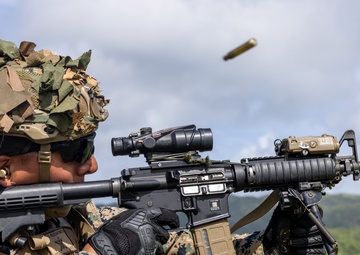 3d Intelligence Battalion Marines conduct live fire and maneuver range