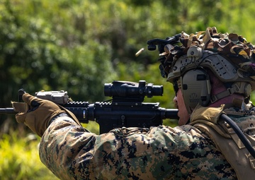 3d Intelligence Battalion Marines conduct live fire and maneuver range