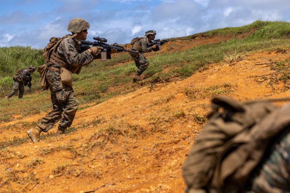 3d Intelligence Battalion Marines conduct live fire and maneuver range