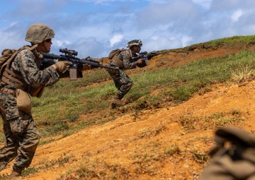 3d Intelligence Battalion Marines conduct live fire and maneuver range