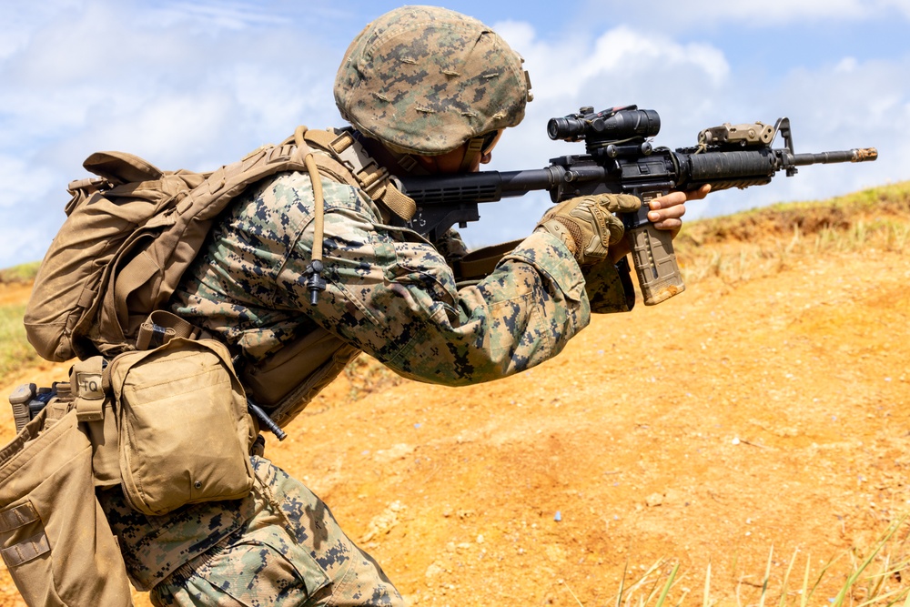 3d Intelligence Battalion Marines conduct live fire and maneuver range