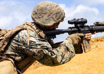 3d Intelligence Battalion Marines conduct live fire and maneuver range