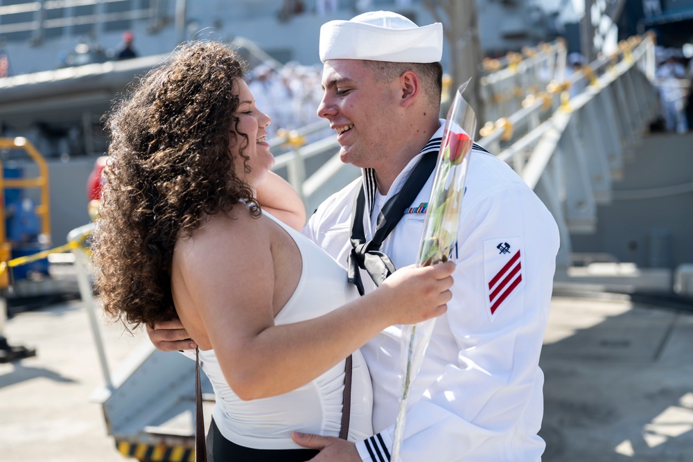 USS Milius (DDG 69) returns to Yokosuka, Japan following U.S. 5th Fleet Operations