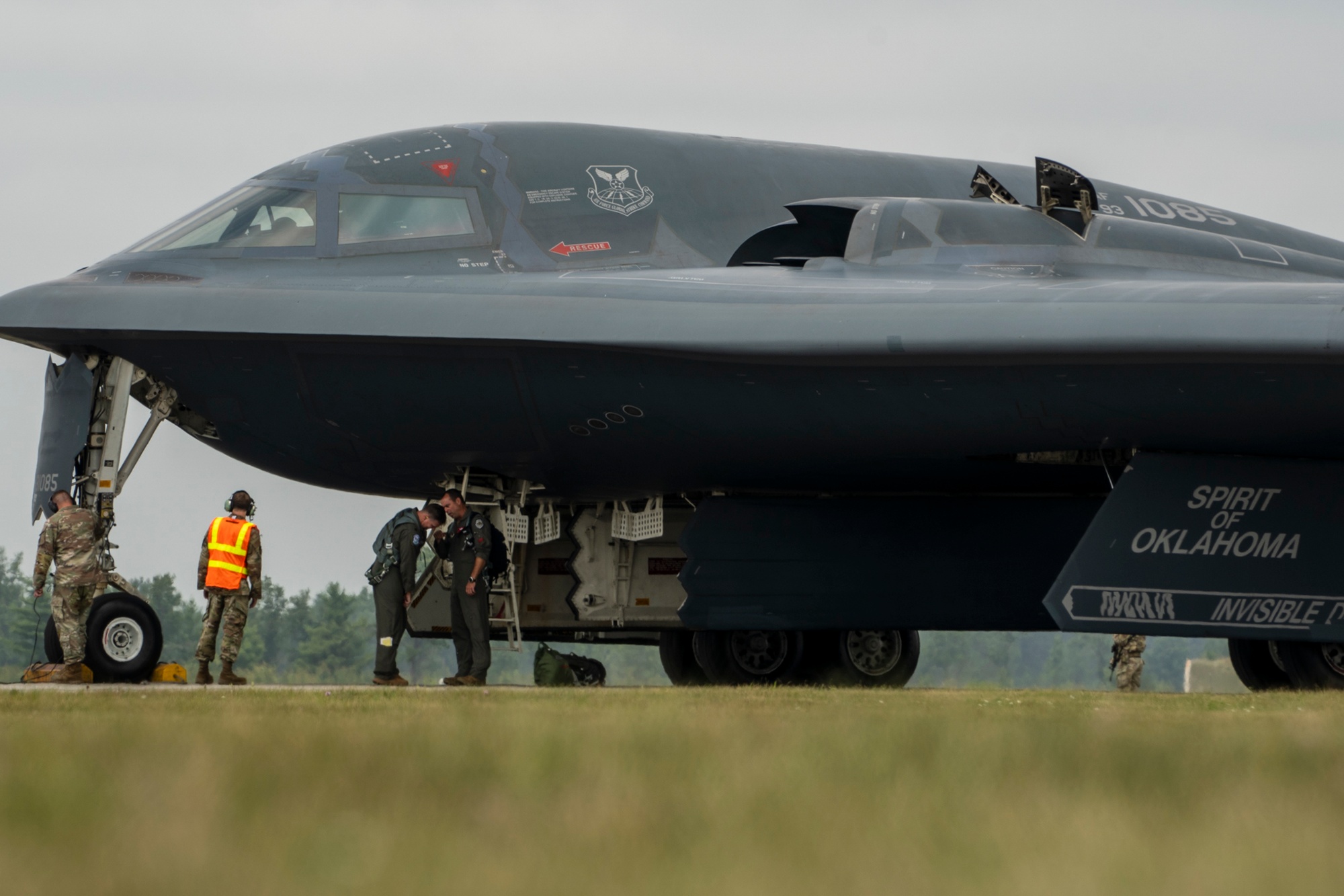 DVIDS - Images - B-2 Spirit aircrews swap during Northern