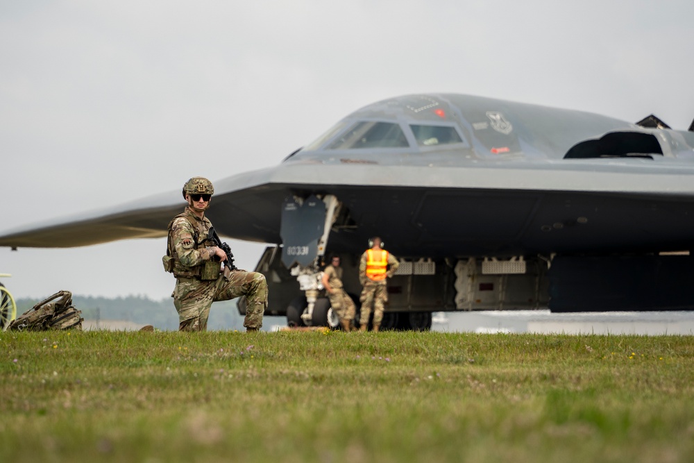 B-2 Spirit aircrews swap during Northern Strike 2025