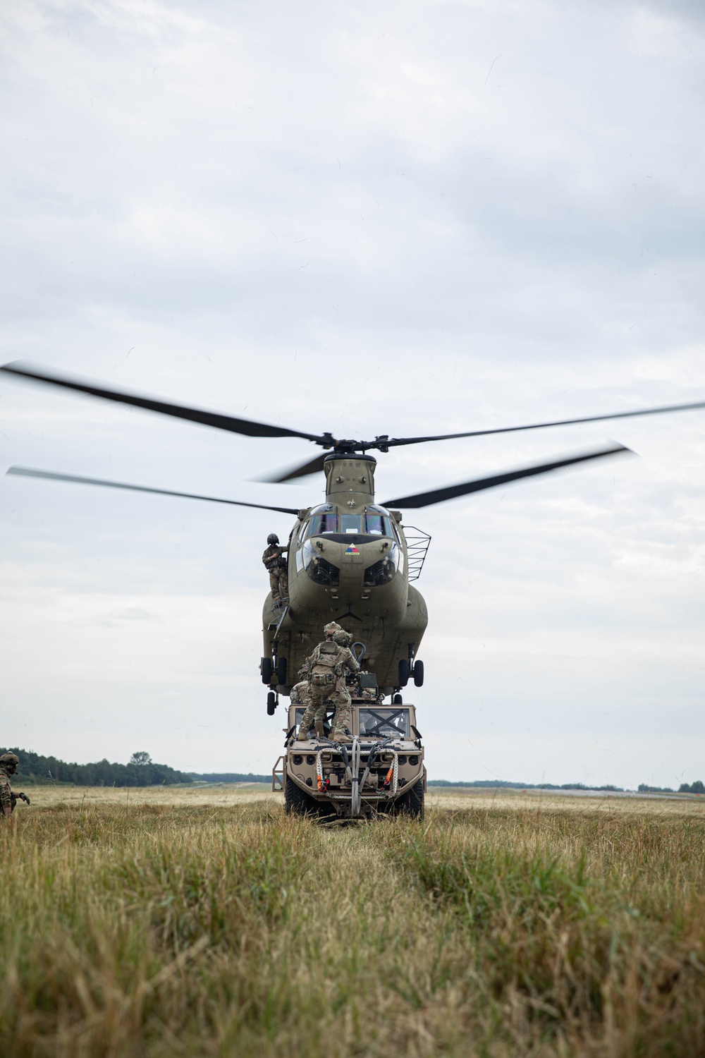 Green Berets conduct joint air mobility training