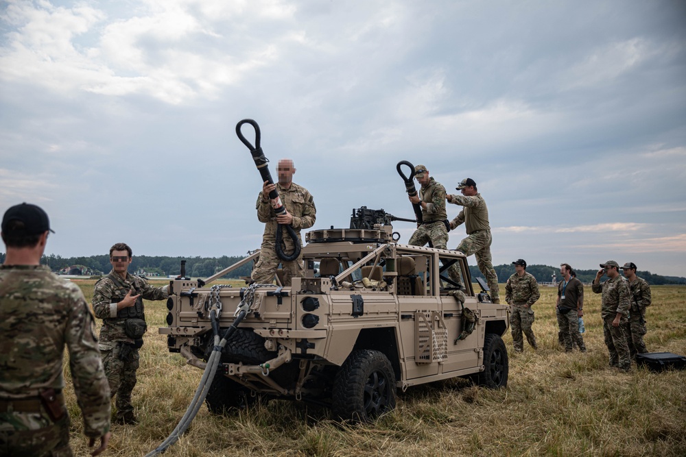 Green Berets conduct joint air mobility training