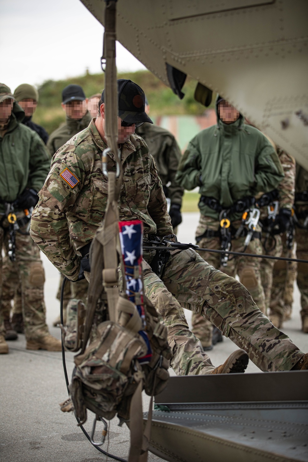 Green Berets conduct joint air mobility training
