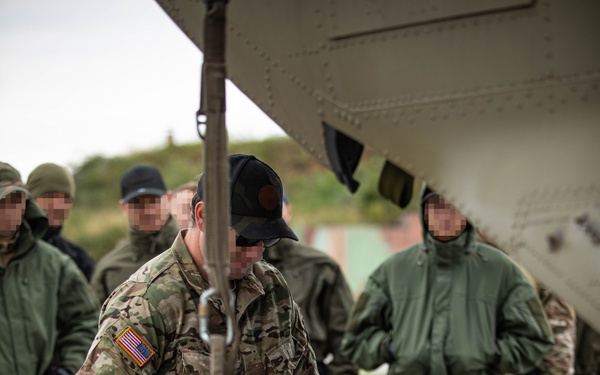 Green Berets conduct joint air mobility training