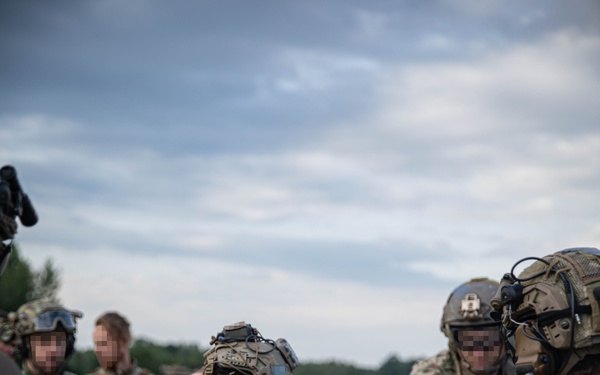 Green Berets conduct joint air mobility training