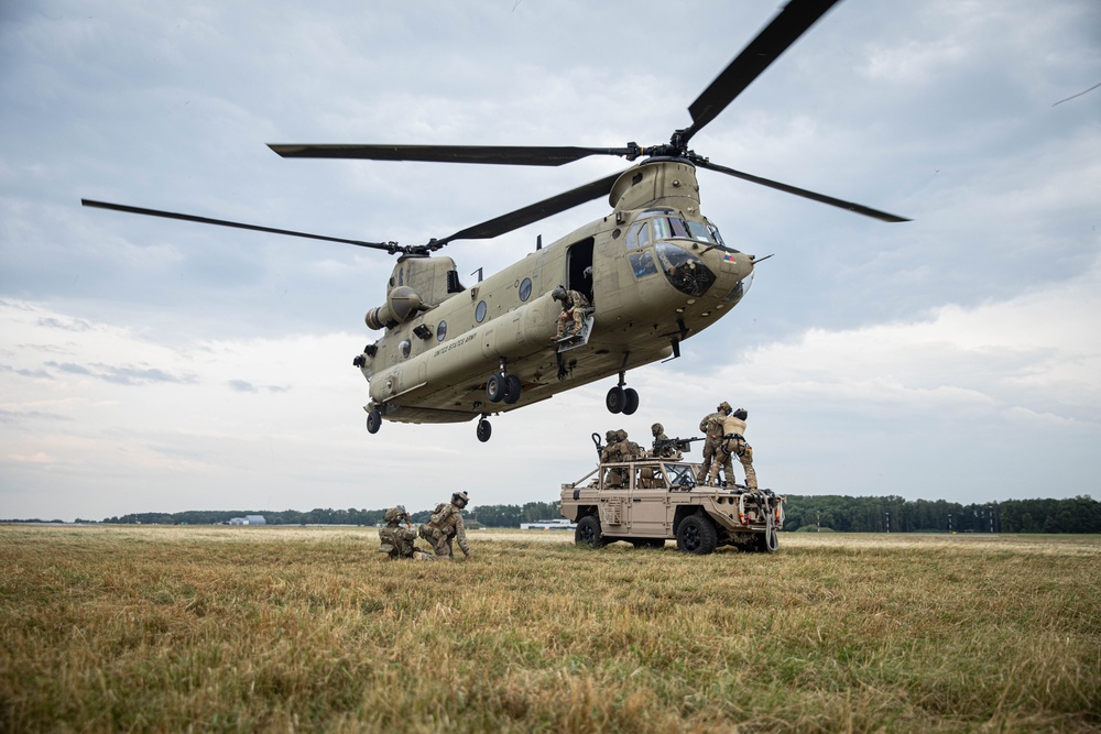 Green Berets conduct joint air mobility training