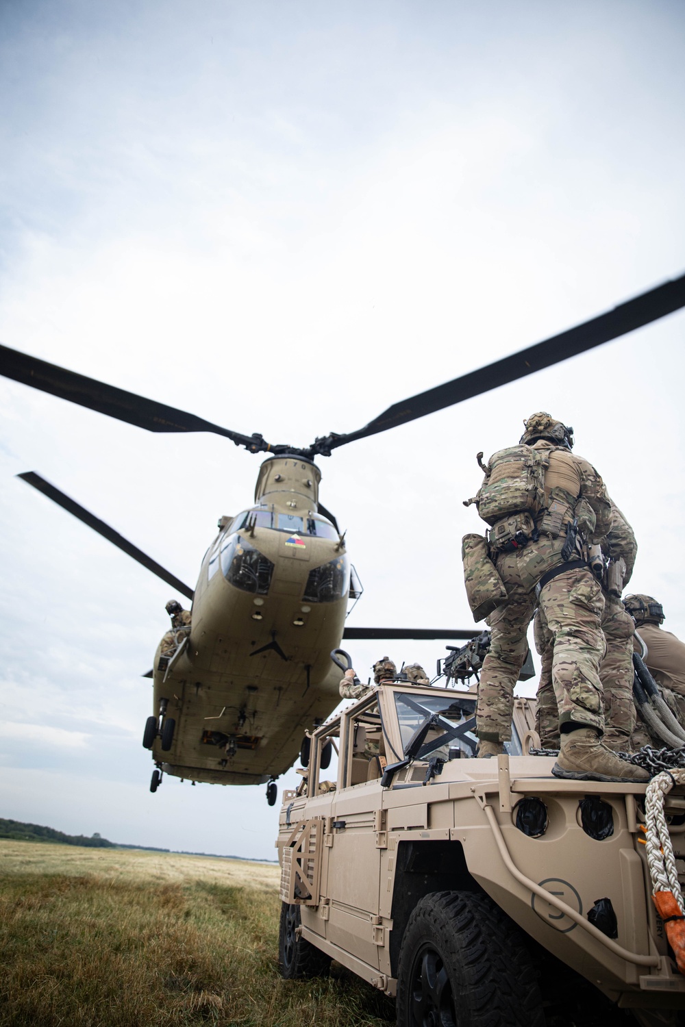 Green Berets conduct joint air mobility training
