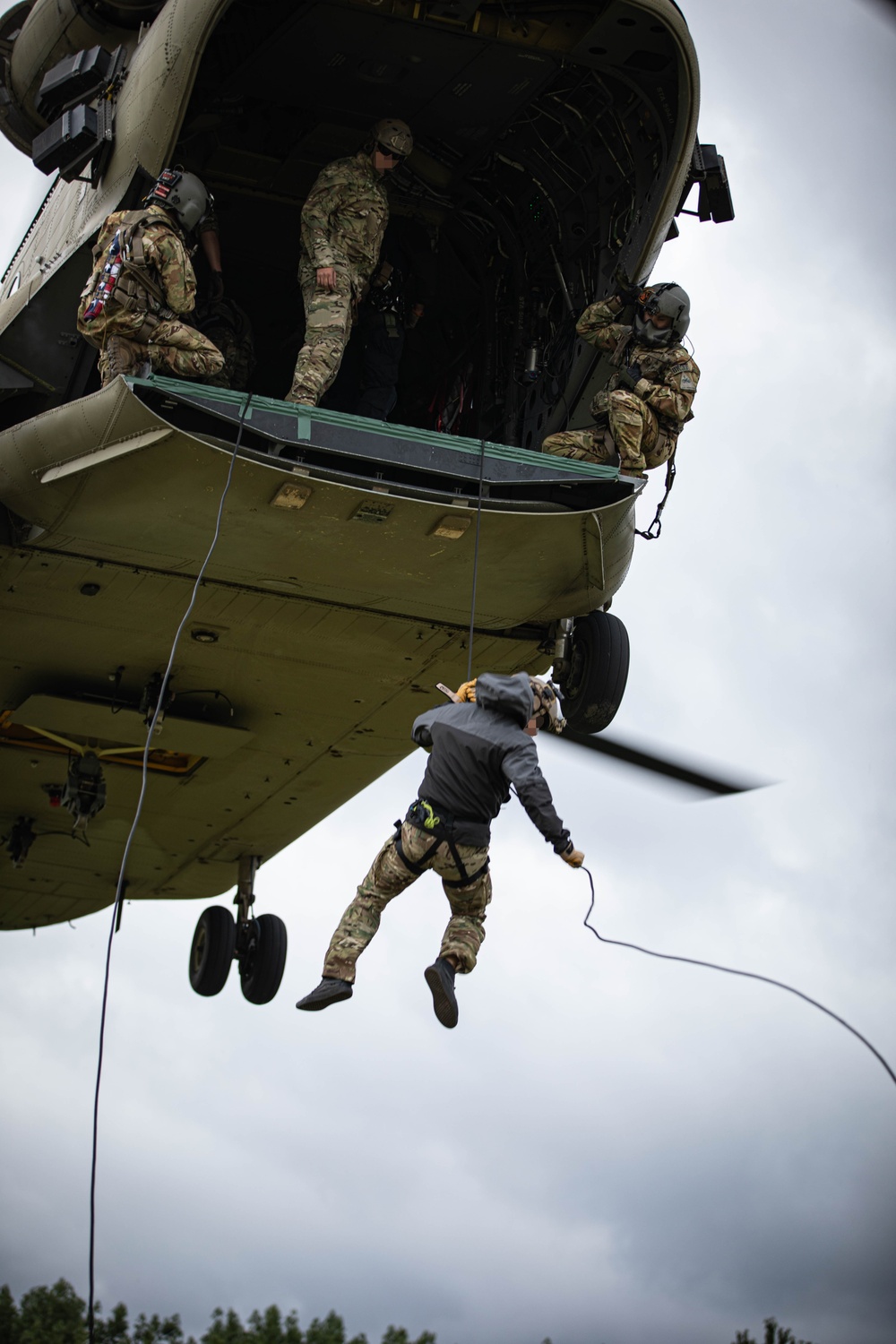 Green Berets conduct joint air mobility training
