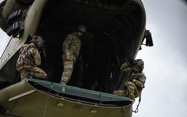 Green Berets conduct joint air mobility training
