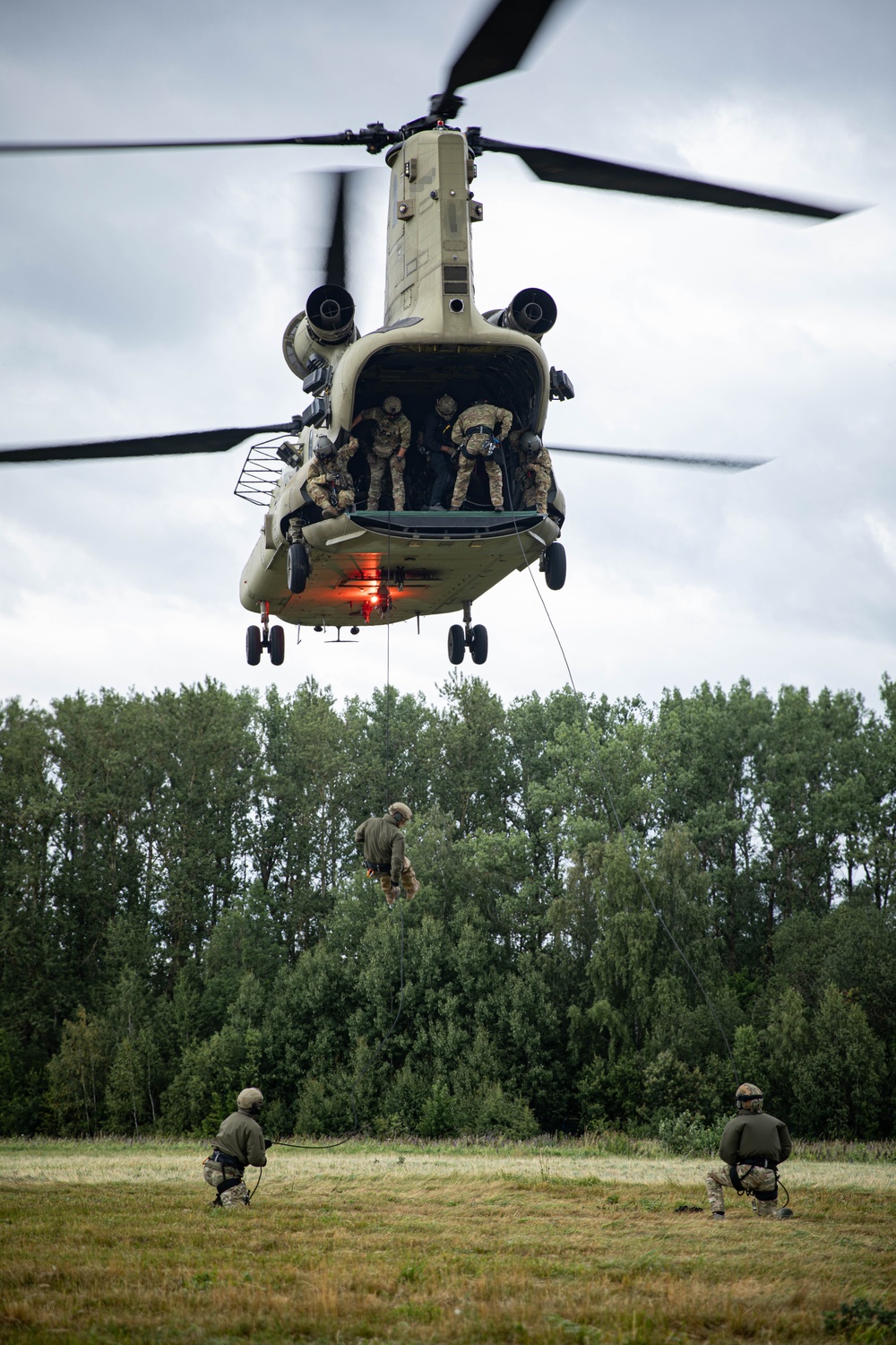 Green Berets conduct joint air mobility training
