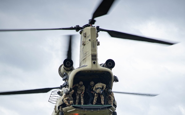 Green Berets conduct joint air mobility training