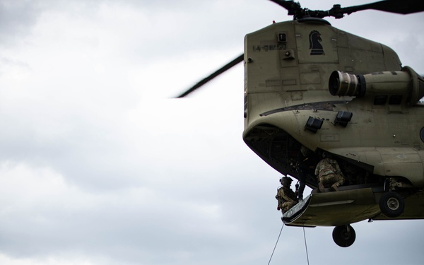 Green Berets conduct joint air mobility training