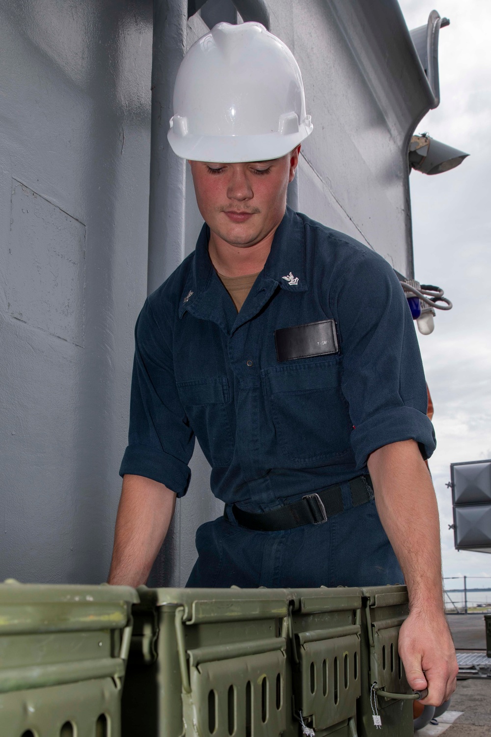 USS Kearsarge Conducts Ammo On Load