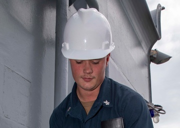 USS Kearsarge Conducts Ammo On Load