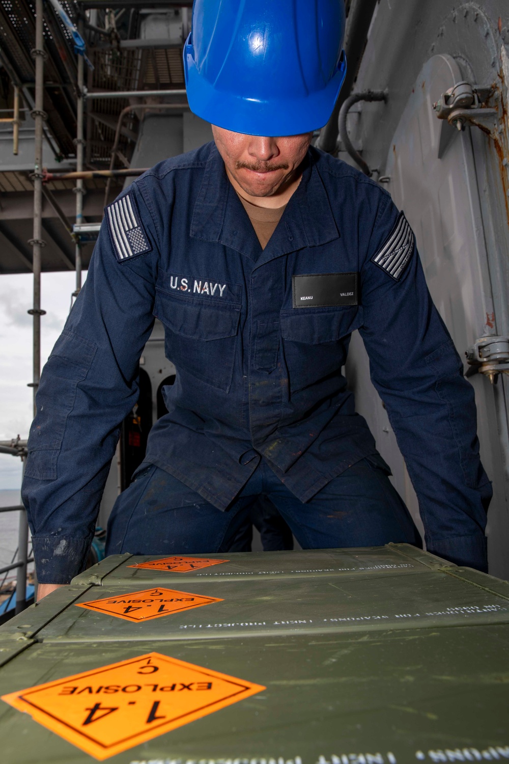 USS Kearsarge Conducts Ammo On Load