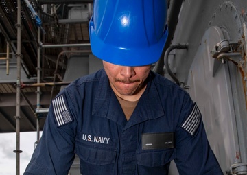 USS Kearsarge Conducts Ammo On Load