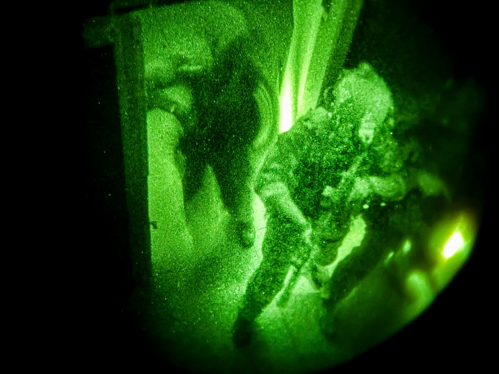 10th SFG (A) train close quarters battle drills with MSD and SOG