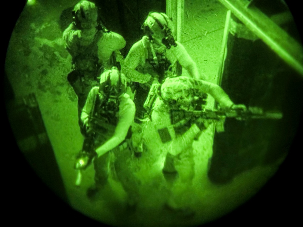 10th SFG (A) train close quarters battle drills with MSD and SOG