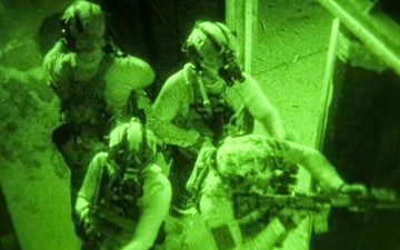 10th SFG (A) train close quarters battle drills with MSD and SOG