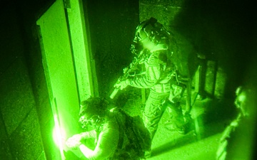 10th SFG (A) train close quarters battle drills with MSD and SOG