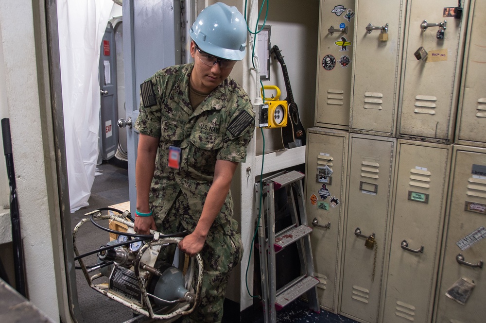 Ronald Reagan Sailors Perform Maintenance