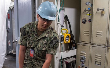 Ronald Reagan Sailors Perform Maintenance