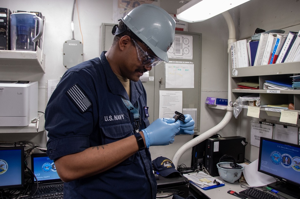 Ronald Reagan Sailors Perform Maintenance