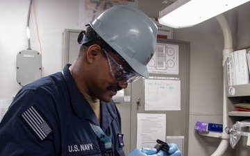 Ronald Reagan Sailors Perform Maintenance
