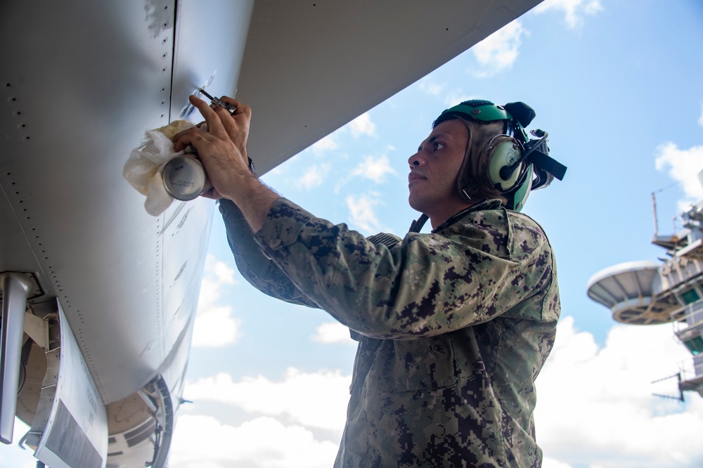 Daily operations aboard USS Carl Vinson (CVN 70)