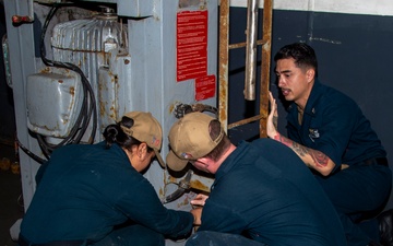 Daily operations aboard USS Carl Vinson (CVN 70)