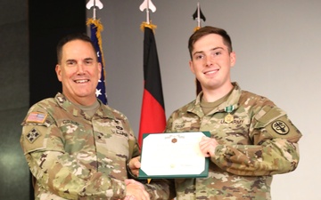 U.S. Army NCO receives Army Commendation Medal for meritorious service