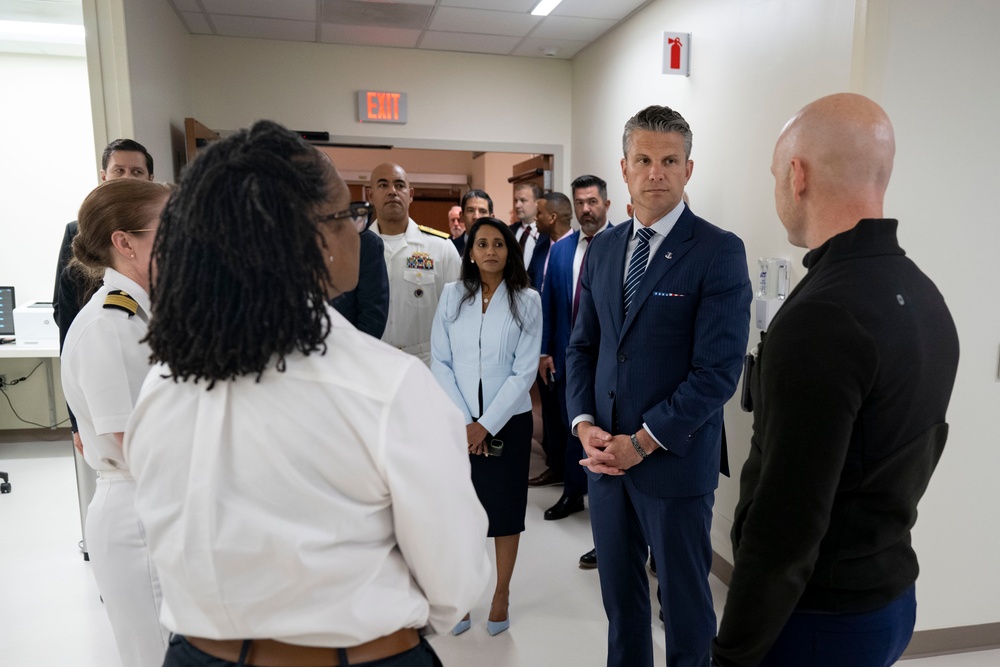 SD &amp; USD(P&amp;R) Visit WRNMMC's Newly-Renovated NICU, MICC and APU