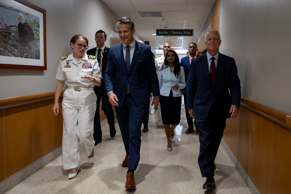 SD &amp; USD(P&amp;R) Visit WRNMMC's Newly-Renovated NICU, MICC and APU
