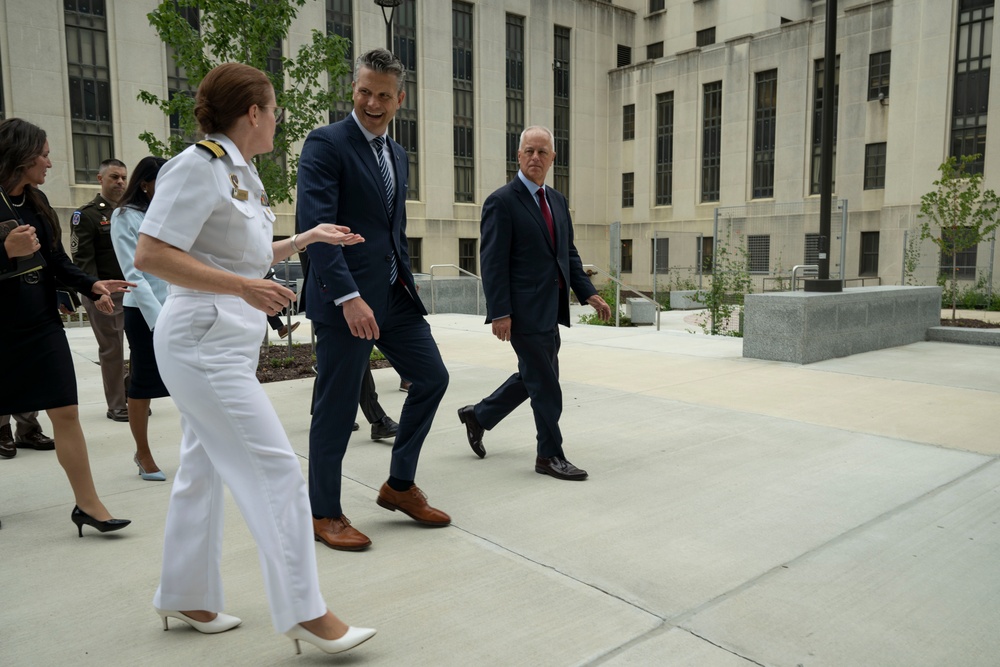 SD &amp; USD(P&amp;R) Visit WRNMMC's Newly-Renovated NICU, MICC and APU