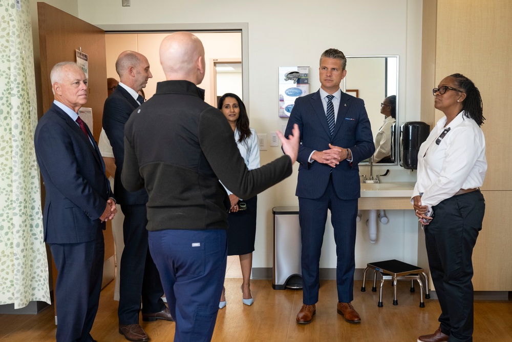 SD &amp; USD(P&amp;R) Visit WRNMMC's Newly-Renovated NICU, MICC and APU